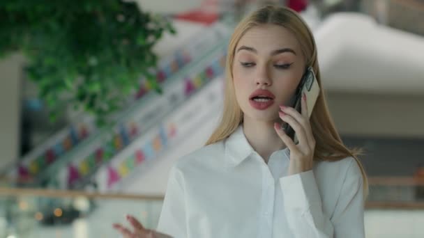 Arg Missnöjd Affärskvinna Kaukasiska Flicka Kvinna Stressig Arbetsgivare Ringa Mobiltelefon — Stockvideo