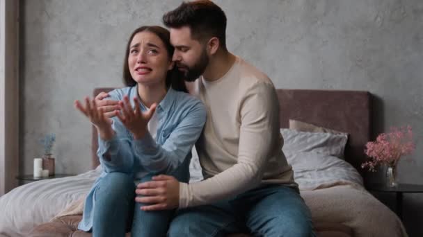 Kaukasischer Mann Entschuldigt Sich Ehemann Beruhigt Ängstlich Genervte Frau Bitten — Stockvideo