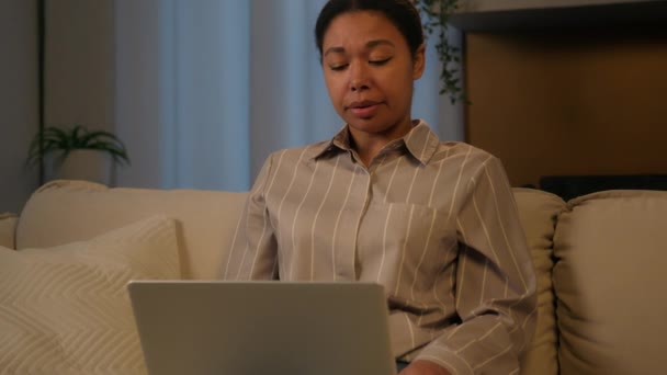 Unavený Vyčerpaný Africký Americký Podnikatelek Noc Pracovní Notebook Domova Přepracované — Stock video