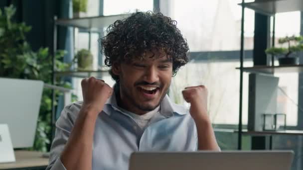 驚くべきショックを受けたアラビア系インド人ラテン系男性実業家驚くべき驚きの驚き幸せな衝撃反応は ラップトップの成功叫んでオンラインプロジェクトに勝つ勝利の達成を祝う — ストック動画