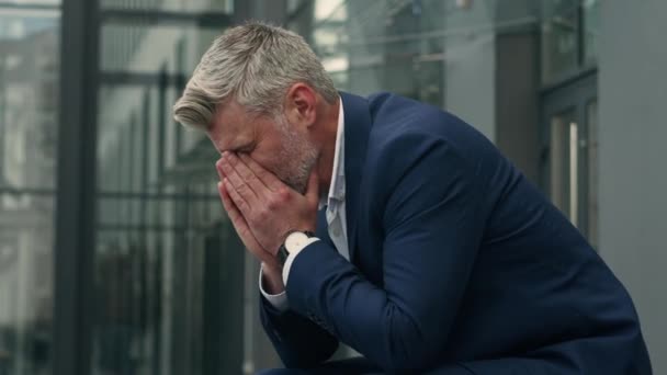 Kaukázusi Szomorú Ideges Üzletember Idősebb Érett Stresszes Beteg Depressziós Üzletember — Stock videók