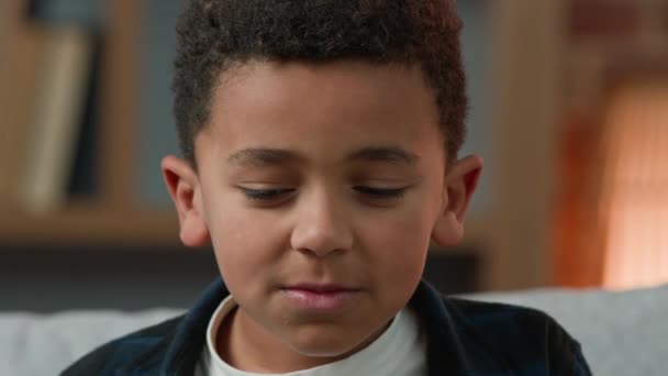 閉じる深刻な動揺小さなアフリカ系アメリカ人の男の子の子供は罪悪感のある家族の問題から頭を下げ目を閉じて恥をかかされた民族の子供の息子の学校の赤ちゃん — ストック動画