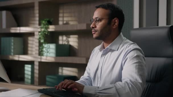 ガラスのインド人アラビア人実業家アメリカ人労働者の雇用者は オフィスコンピュータ企業のソフトウェアビジネスプロジェクトコーダーで作業をチャット入力職場で忙しい眼鏡に触れるプログラミング — ストック動画