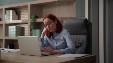 Sıkılmış Kafkasyalı kadın ofis çalışanı motivasyonsuz iş kadını müdür kız ilgisiz sıkıcı online dizüstü bilgisayar çalışanı tembel, bitkin iş kadını motivasyon eksikliği hisseden can sıkıntısı çeken