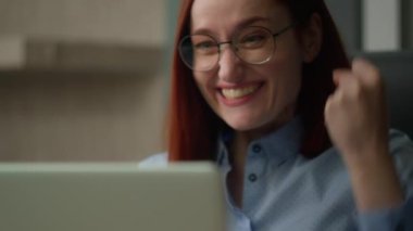 İş kadını, gözlüklü iş kadını kazananı ev ofisteki başarısını kutluyor. Yeni bir iş fırsatı elde ediyor. Bilgisayar iyi haber zaferi elde ediyor.