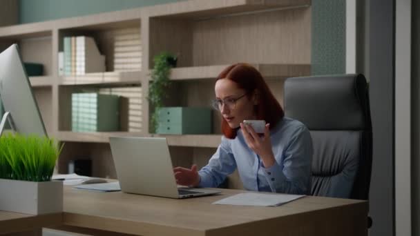 Niezadowolony Zestresowany Zły Bizneswoman Pracownik Biurowy Kobieta Laptopem Papierami Mad — Wideo stockowe