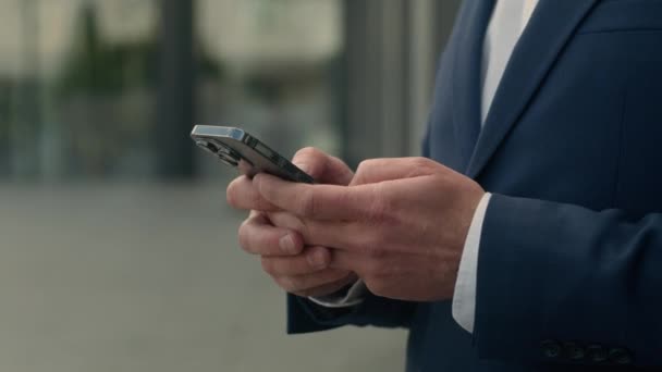 スタートアップ所有者シニア成熟したビジネス雇用主男性大人の中年ビジネスマン携帯電話のチャットメッセージアプリを使用してメガネでのビジネスマンスマートフォン予約都市移動ショットでのタクシーサービス — ストック動画