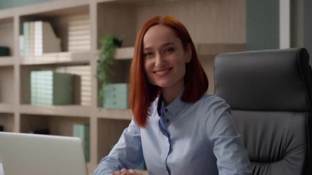 女性ビジネス白人女性秘書ビジネスマン女性起業家女の子肖像でオフィスでテーブルの笑顔でカメラでラップトップ現代の無線技術使用幸せな労働者でデスクの笑顔ボス — ストック動画