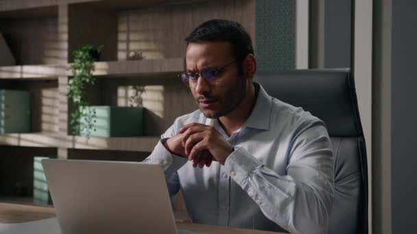 Üzleti Indiai Férfi Szemüvegben Arab Üzletember Laptoppal Olvasás Hírek Nézi — Stock videók