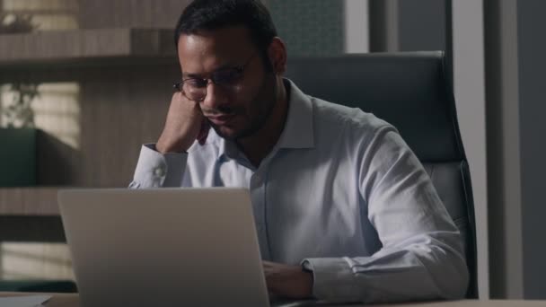 Moe Luie Dutten Geeuwen Volwassen Indiase Man Arabische Zakenman Amerikaanse — Stockvideo