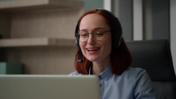Χαμογελώντας Καυκάσια Γυναίκα Ακουστικά Μιλάμε Laptop Video Call Girl Μιλούν — Αρχείο Βίντεο