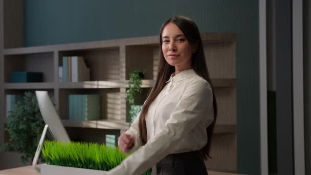 Üzleti Portré Irodában Kaukázusi Lány Mosolygós Boldog Üzletasszony Vidám Mosoly — Stock videók