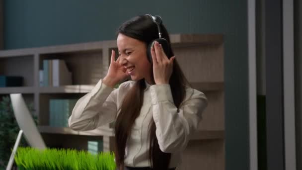 Kaukázusi Lány Üzletasszony Fülhallgató Zenét Hallgatni Modern Irodai Tánc Gondtalan — Stock videók