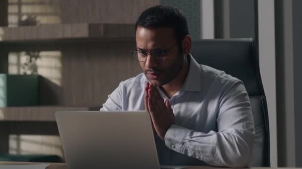 インドの男性実業家アメリカの投資家のブローカーは オフィスでラップトップで負けることを望む手をこすりますコンピュータの怒っている悪い結果の失敗データ損失のパスワードが間違ってビジネス上の問題を感じる — ストック動画