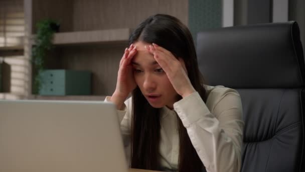 Caucasiano Chateado Mulher Rosto Próximo Com Mãos Laptop Problema Negócios — Vídeo de Stock