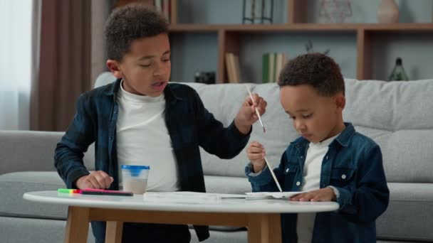 Två Afroamerikanska Barn Barn Skolpojkar Etniska Små Vänner Syskon Bröder — Stockvideo