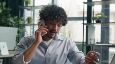 Gülümseyen işadamı, cep telefonu konuşması, cep telefonu görüşmesi, iş görüşmesi. Laptop üzerinde çalışıyoruz. Erkek mutlu girişimci yöneticisi, uzaktan kumandalı danışman arıyor.