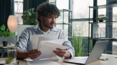 Mad vurguladı ofisteki çılgın Arap Hintli adam. Kızgın iş adamı. Evrak işleriyle uğraşmaktan yorgun düşmüş.