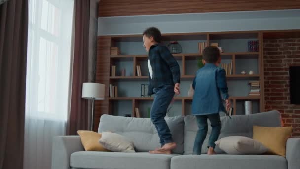 Dua Anak Kecil Melompat Bersama Sofa Ruang Tamu Lucu Lucu — Stok Video