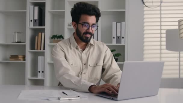 Yorgun Hintli Müslüman Adamı Hasta Erkek Ofis Girişimcisi Dizüstü Bilgisayar — Stok video