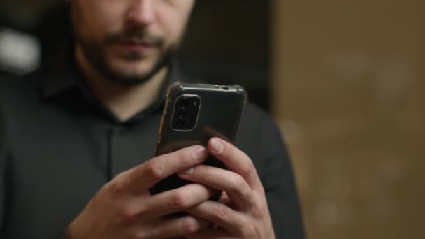 Fokusera Smartphone Gadget Missbrukare Man Kaukasiska Affärsman Manlig Entreprenör Skriva — Stockvideo