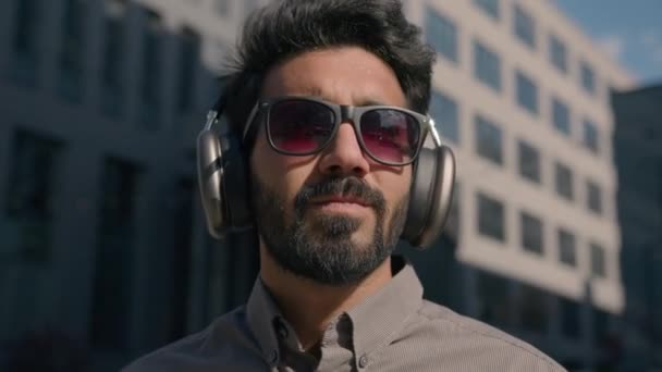 Beztroski Indyjski Arabski Biznesmen Biznesmen Student Nosić Okulary Przeciwsłoneczne Słuchać — Wideo stockowe