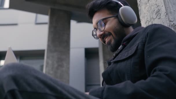 Hombre Árabe Hombre Indio Empresario Hombre Negocios Sonriendo Estudiante Millennial — Vídeos de Stock