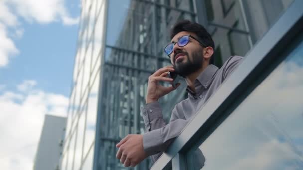 Зворотньому Боці Арабський Бізнесмен Розмовляє Мобільному Телефону Терасі Серйозним Індійським — стокове відео