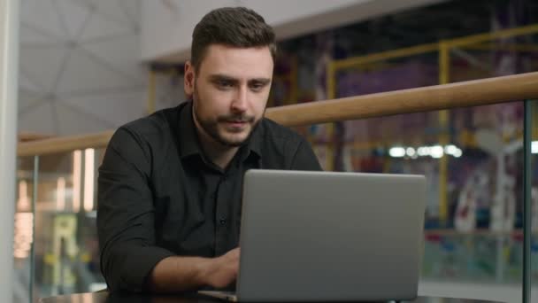 사업가가 노트북으로 프로젝트를 작성하는 온라인 데이터 인터넷 프리랜서 사무실 사무실에서 — 비디오