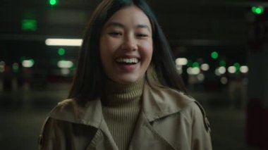 Mutlu Asyalı kadın gülüyor samimi gülümseme samimi Kore 'li Japon kız dişlek kadın park yerinde gülümseyen kadın komik şakalar eğlenceli neşe ve neşe verici haberler