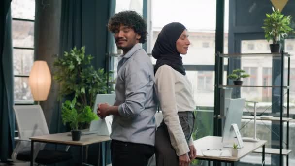 Два Щасливих Ділових Партнери Різноманітні Багаторасові Колеги Менеджери Підприємці Мусульманська — стокове відео