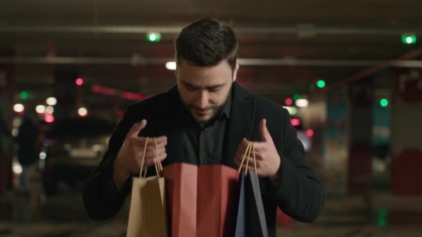Vzrušený Kavkazský Muž Rozbalit Balíček Kupující Shopaholic Shopper Spotřebitel Otevřený — Stock video