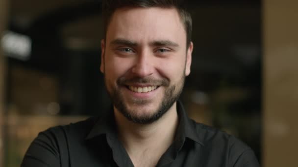 Mutlu Kafkasyalı Adamı Küçük Işletme Sahibi Yönetici Yönetici Gülümseyen Adamı — Stok video