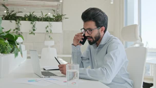 Недовольный Арабский Индийский Бизнесмен Раздраженный Мужчина Говорить Мобильный Телефон Решить — стоковое видео