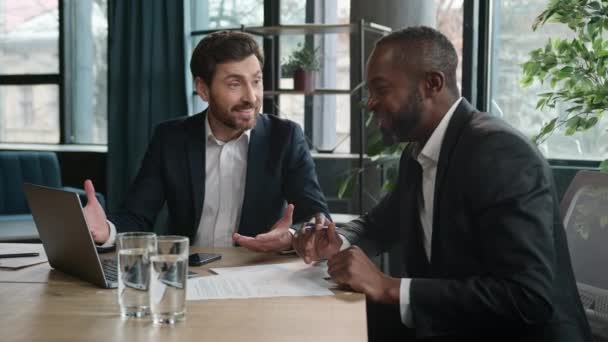 Happy Ophidset Forskellige Forretningsmænd Multietniske Partnere Multiraciale Tilfredse Mænd Entusiastiske – Stock-video