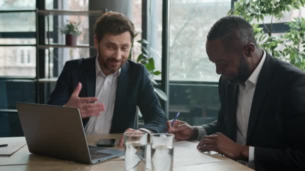 Dois Homens Multirraciais Diversos Sócios Empresários Reunião Escritório Com Laptop — Vídeo de Stock
