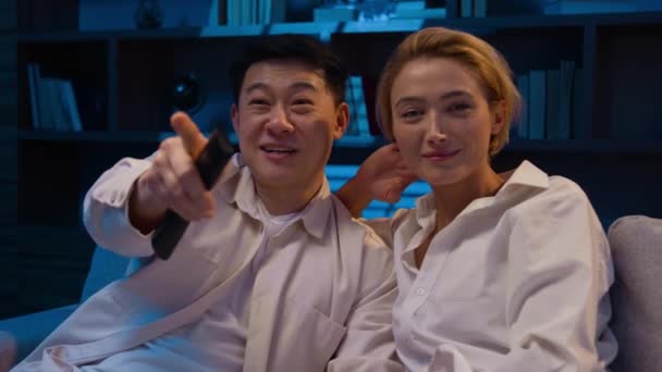 Multiraciaal Koppel Familie Aziatische Man Blanke Vrouw Rusten Bank Nachts — Stockvideo