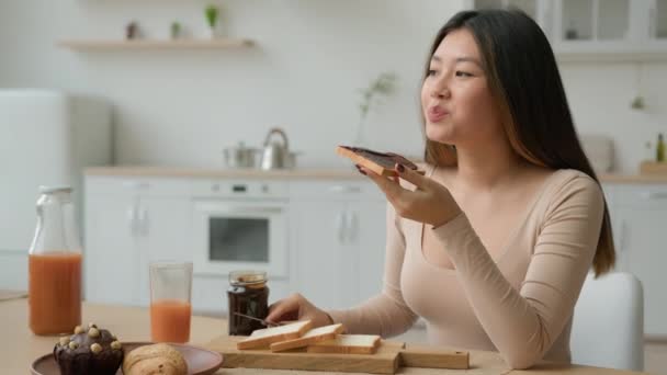 Азиатская Корейская Женщина Едят Сладкий Сэндвич Дома Китаянка Домохозяйка Приготовление — стоковое видео