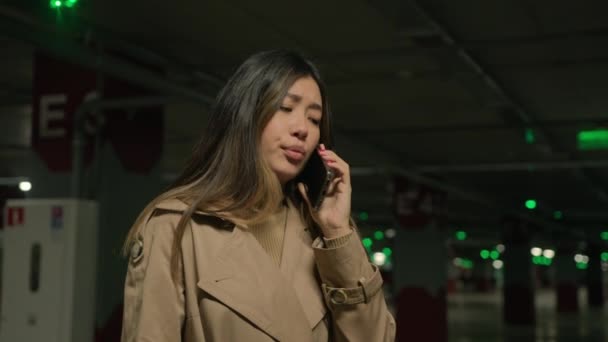 Verontruste Aziatische Chinese Vrouw Meisje Praten Mobiele Telefoon Verdrietig Gefrustreerde — Stockvideo