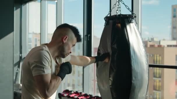 Κουρασμένος Άνδρας Πυγμάχος Πρωταθλητής Πυγμαχίας Πυγμαχία Στα Αθλητικά Γάντια Χτύπημα — Αρχείο Βίντεο