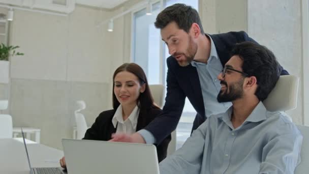 Változatos Üzletasszony Üzletemberek Dolgoznak Laptopok Irodában Boldog Férfi Vezető Jön — Stock videók
