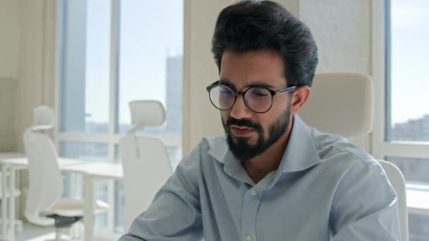 Vermoeide Stressvolle Arabische Man Indiase Mannelijke Zakenman Heeft Zakelijke Probleem — Stockvideo