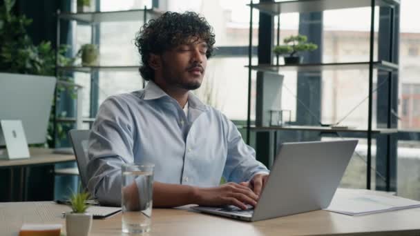 Втомлений Арабський Індійський Бізнесмен Який Працює Ноутбуці Розслаблений Чоловік Який — стокове відео