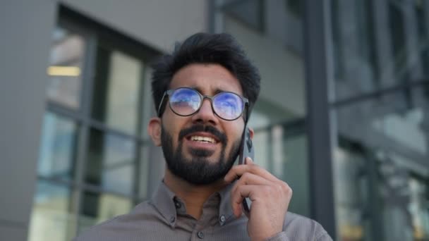 Heureux Arabe Homme Affaires Parler Téléphone Portable Dans Ville Près — Video