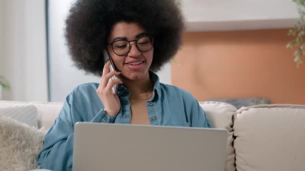 Feliz Sonriente Chica Afroamericana Freelancer Mujer Cliente Comprador Hablando Teléfono — Vídeo de stock