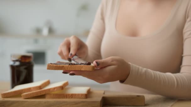 Gehakt Schot Vrouwelijke Handen Verspreid Chocolade Pasta Jam Toast Brood — Stockvideo