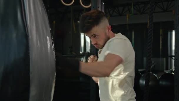 Entschlossener Boxer Muskulöser Starker Kerl Sportler Kaukasischer Mann Boxsack Schlag — Stockvideo