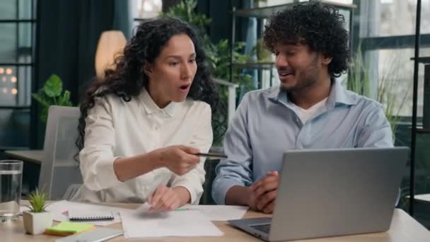多种族商业伙伴快乐多样的同事印度商人和阿拉伯商人赢得了笔记本电脑成就在线项目快乐办公室职员庆祝成功交易 — 图库视频影像