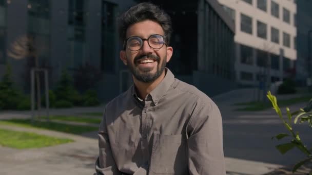 Indian Arabian Biznesmen Uśmiechnięty Zewnątrz Mieście Wesoły Muzułmanin Człowiek Przedsiębiorca — Wideo stockowe