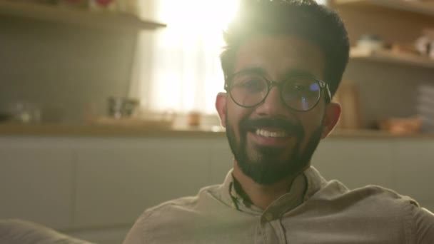 Szczęśliwy Uśmiechnięty Brodaty Mężczyzna Bliski Wschód Arabski Millenium Facet Indyjski — Wideo stockowe